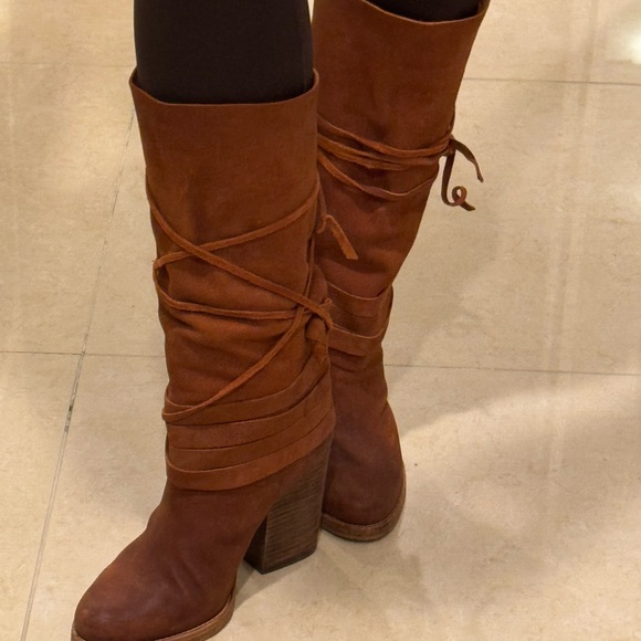 Free People Royal Rush Leather Wrap Boot 40

Barely worn.Unique stand-out style! - Picture 2 of 8